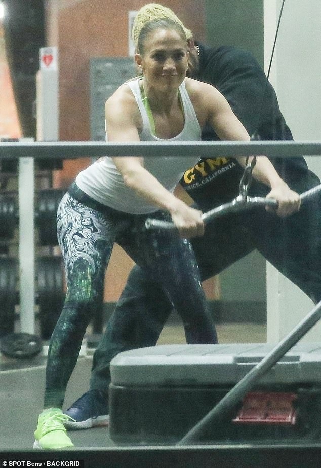 Jennifer Lopez khỏe khoắn đi tập gym cùng bạn trai - Ảnh 4. Jennifer Lopez khỏe khoắn đi tập gym cùng bạn trai - Ảnh 4.