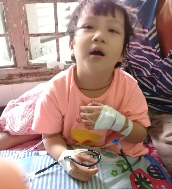 Ước mơ đến trường của cô bé mất 1 chân vì bệnh ung thư - Ảnh 1. Ước mơ đến trường của cô bé mất 1 chân vì bệnh ung thư - Ảnh 1.