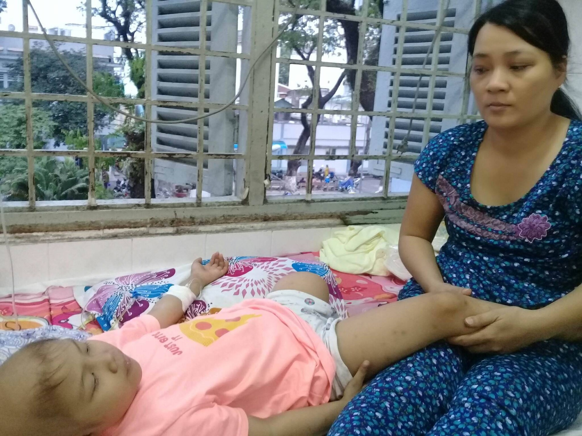 Ước mơ đến trường của cô bé mất 1 chân vì bệnh ung thư - Ảnh 9. Ước mơ đến trường của cô bé mất 1 chân vì bệnh ung thư - Ảnh 9.