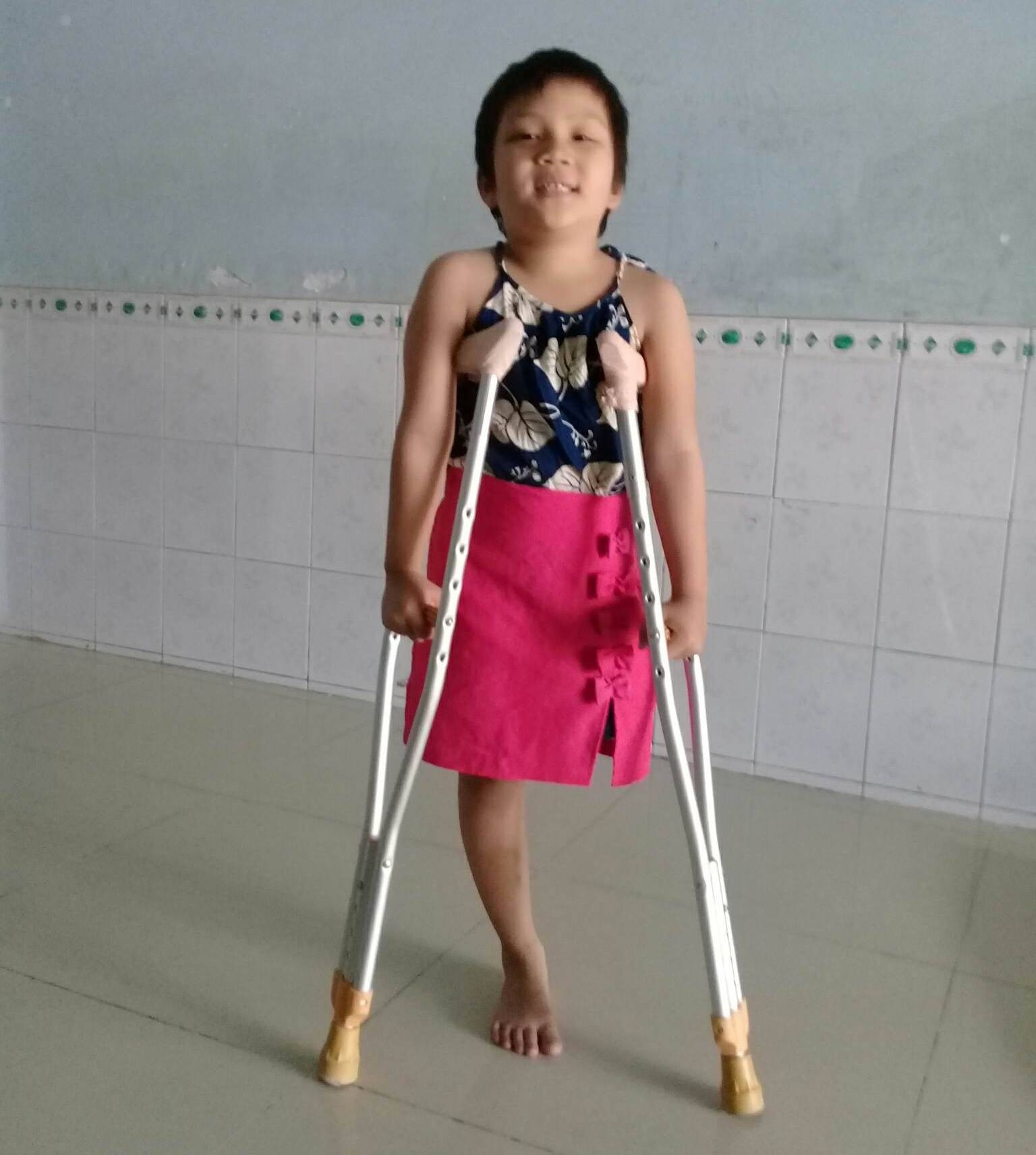 Ước mơ đến trường của cô bé mất 1 chân vì bệnh ung thư - Ảnh 7. Ước mơ đến trường của cô bé mất 1 chân vì bệnh ung thư - Ảnh 7.