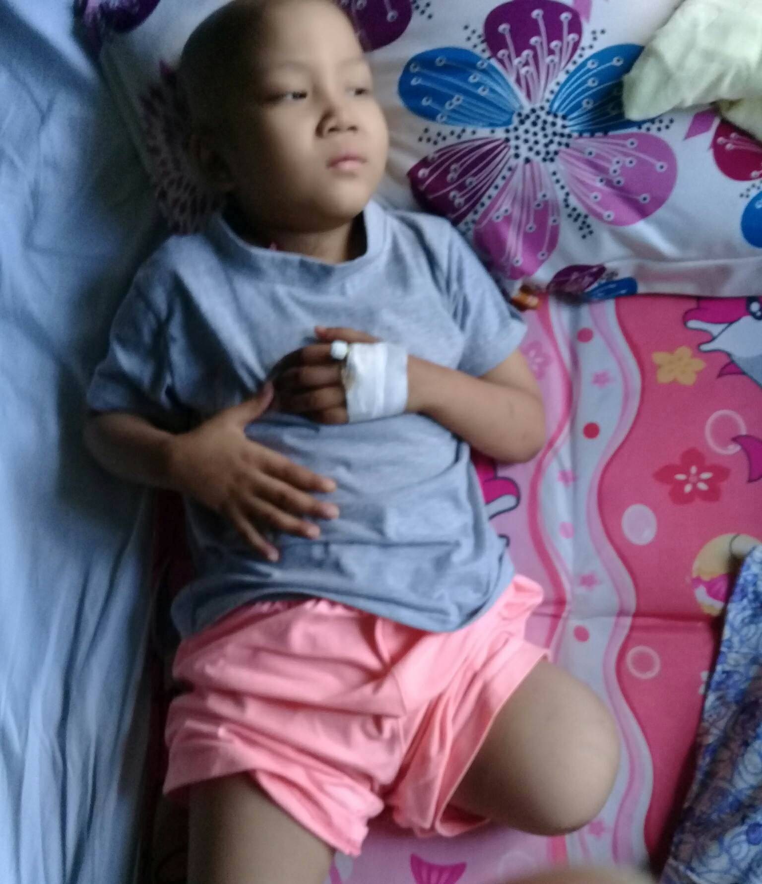 Ước mơ đến trường của cô bé mất 1 chân vì bệnh ung thư - Ảnh 6. Ước mơ đến trường của cô bé mất 1 chân vì bệnh ung thư - Ảnh 6.