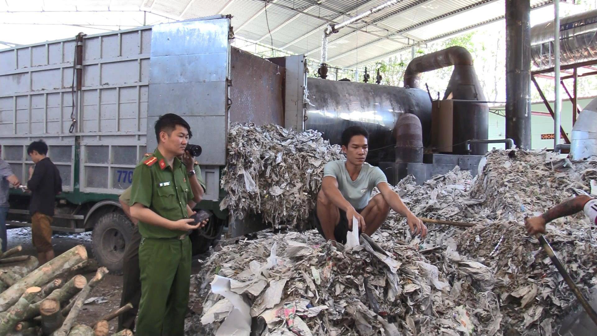 Bắt quả tang công ty đốt lò bằng rác thải, “bức tử” môi trường - Ảnh 2.