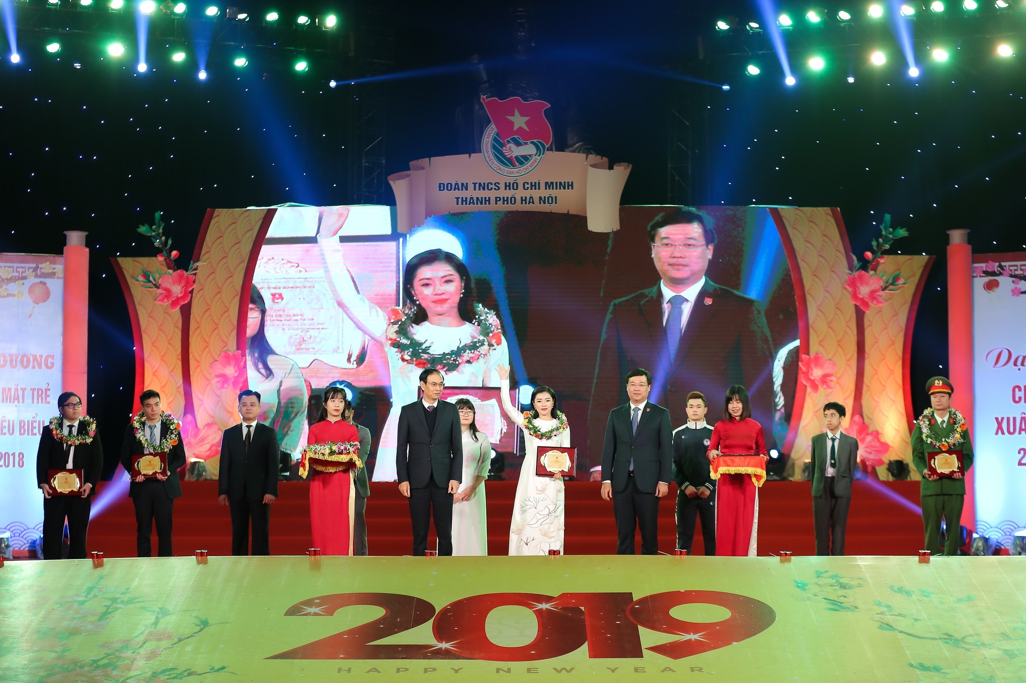 Nguyễn Thu Hằng cùng Quang Hải lọt top 10 gương mặt trẻ tiêu biểu Thủ đô 2018 - Ảnh 5. Nguyễn Thu Hằng cùng Quang Hải lọt top 10 gương mặt trẻ tiêu biểu Thủ đô 2018 - Ảnh 5.