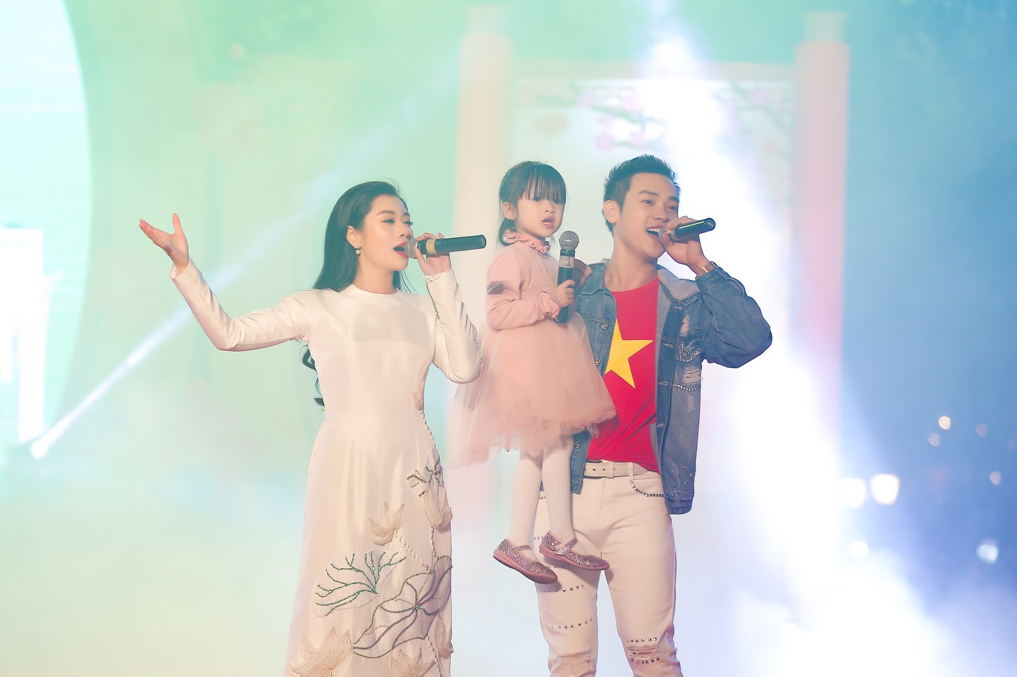 Nguyễn Thu Hằng cùng Quang Hải lọt top 10 gương mặt trẻ tiêu biểu Thủ đô 2018 - Ảnh 3. Nguyễn Thu Hằng cùng Quang Hải lọt top 10 gương mặt trẻ tiêu biểu Thủ đô 2018 - Ảnh 3.