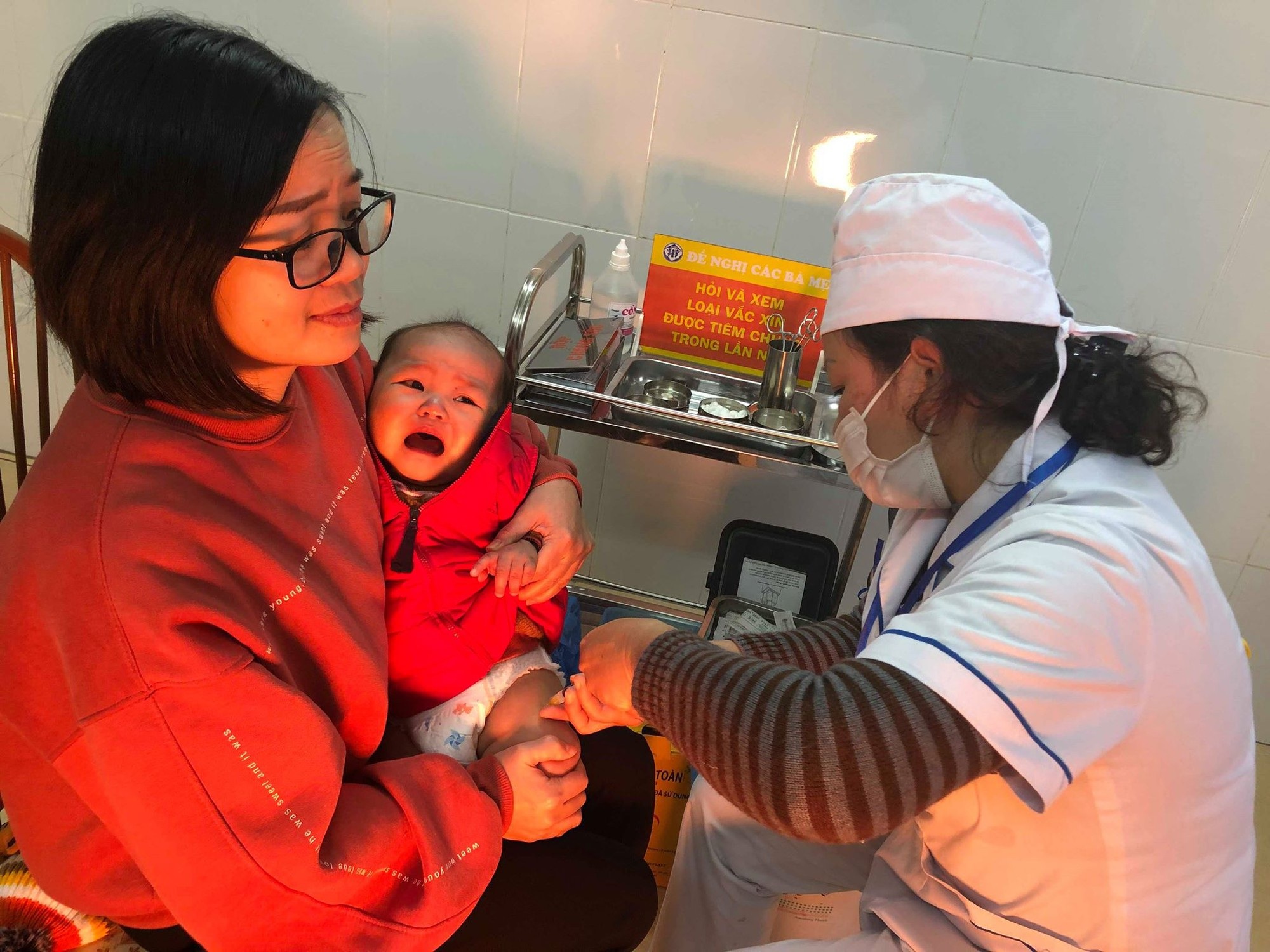 Bộ trưởng Y tế thị sát tiêm vắc xin 5 trong 1 tại trạm y tế - Ảnh 8. Bộ trưởng Y tế thị sát tiêm vắc xin 5 trong 1 tại trạm y tế - Ảnh 8.