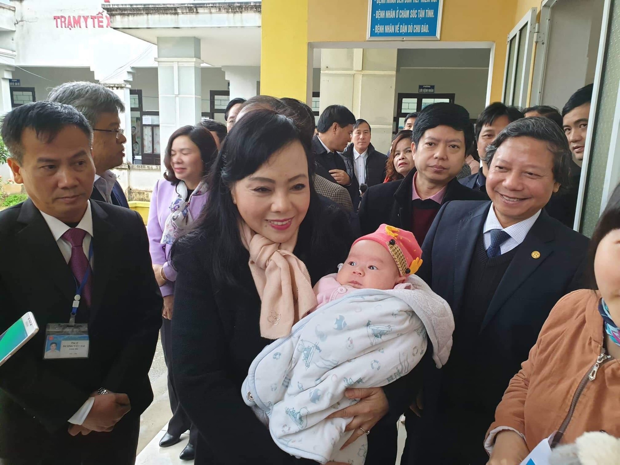 Bộ trưởng Y tế thị sát tiêm vắc xin 5 trong 1 tại trạm y tế - Ảnh 6. Bộ trưởng Y tế thị sát tiêm vắc xin 5 trong 1 tại trạm y tế - Ảnh 6.