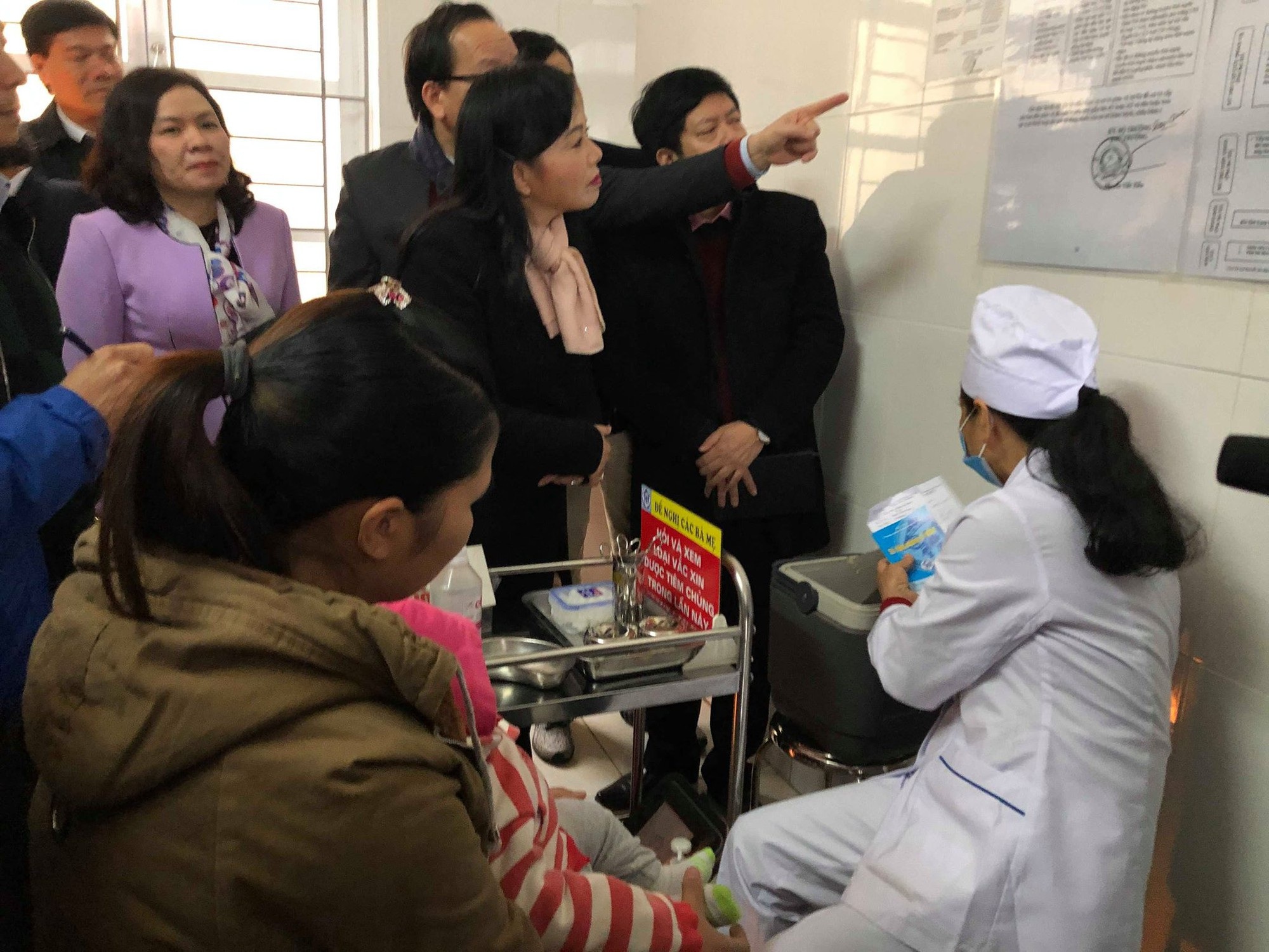 Bộ trưởng Y tế thị sát tiêm vắc xin 5 trong 1 tại trạm y tế - Ảnh 10. Bộ trưởng Y tế thị sát tiêm vắc xin 5 trong 1 tại trạm y tế - Ảnh 10.