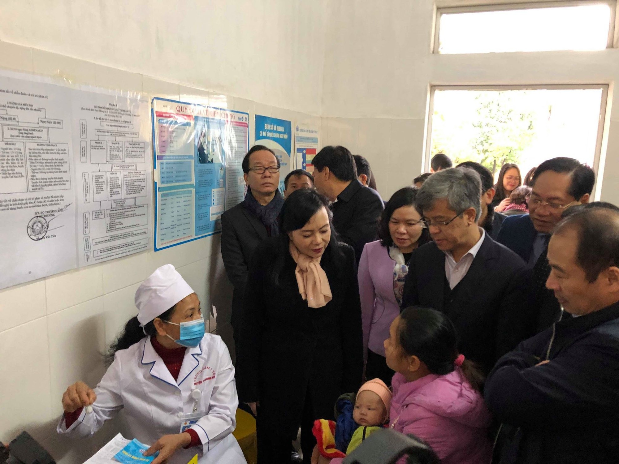 Bộ trưởng Y tế thị sát tiêm vắc xin 5 trong 1 tại trạm y tế - Ảnh 4. Bộ trưởng Y tế thị sát tiêm vắc xin 5 trong 1 tại trạm y tế - Ảnh 4.
