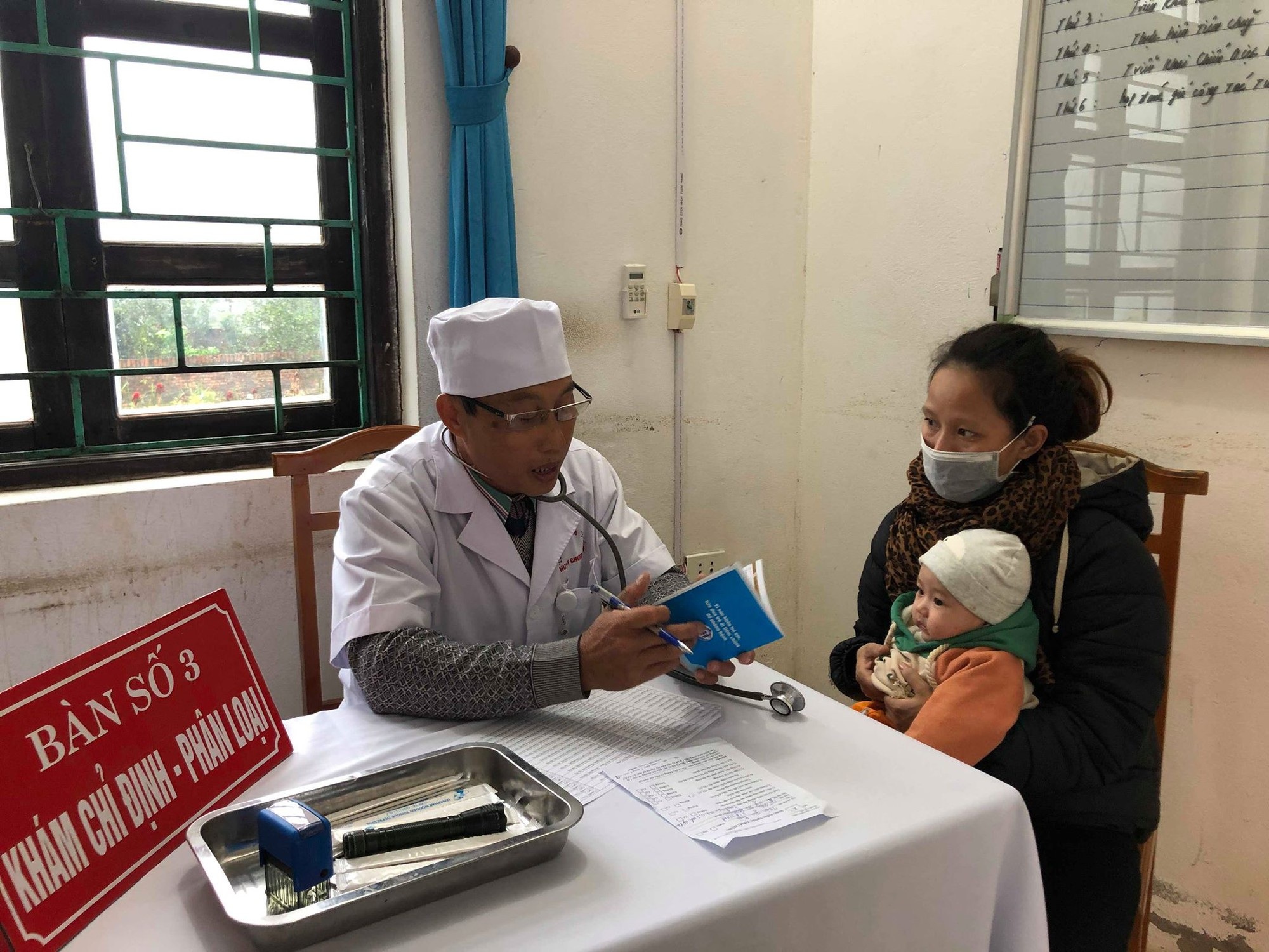 Bộ trưởng Y tế thị sát tiêm vắc xin 5 trong 1 tại trạm y tế - Ảnh 2. Bộ trưởng Y tế thị sát tiêm vắc xin 5 trong 1 tại trạm y tế - Ảnh 2.