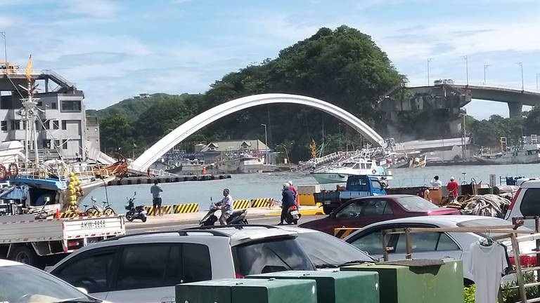 Đài Loan: Cầu sập đè xuống tàu đánh cá, nhiều người nghi bị mắc kẹt