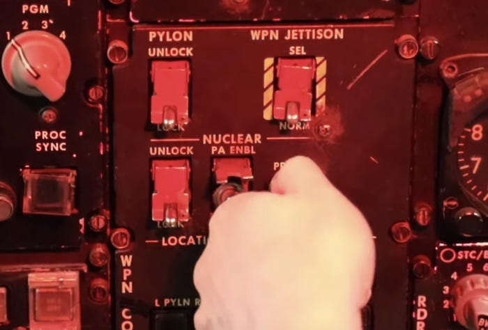 Bên trong buồng lái “pháo đài bay” B-5H Mỹ diễn tập cảnh báo hạt nhân