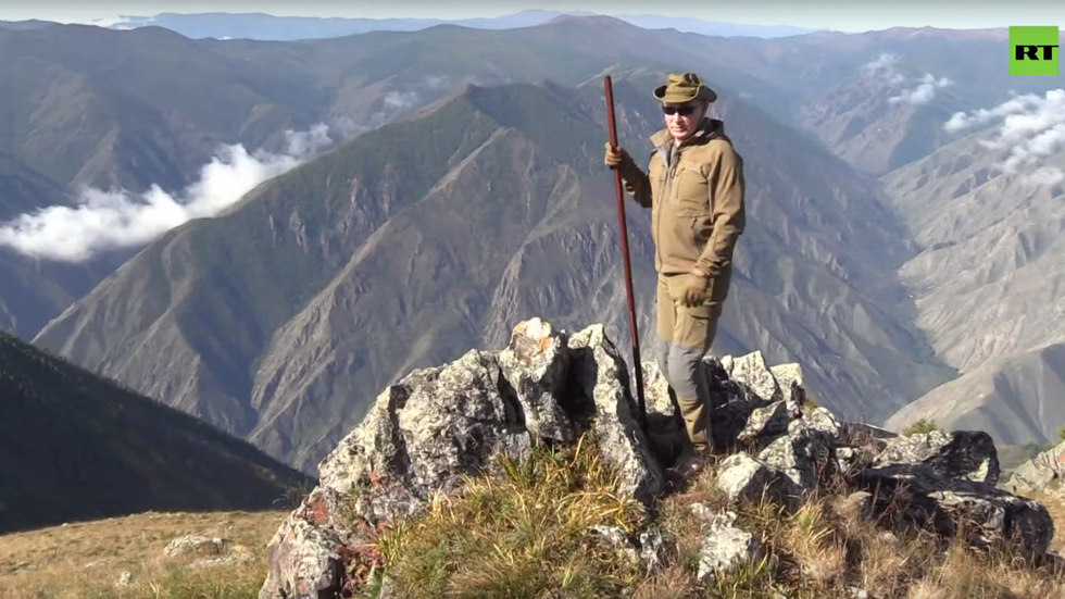 Tổng thống Putin leo núi, lái xe địa hình