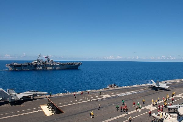 Nhóm tác chiến tàu sân bay, tàu đổ bộ Mỹ tập trận đạn thật tại Biển Đông