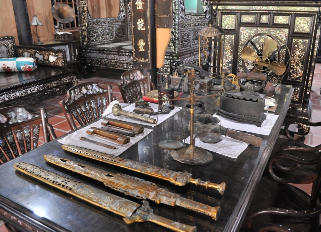 Chiêm ngưỡng căn nhà cổ có cả 100 món đồ gỗ cực quý hiếm - 17