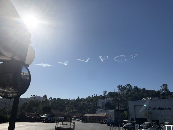 Máy bay "vẽ" thông điệp nghi chúc mừng sinh nhật ông Putin lên bầu trời Mỹ