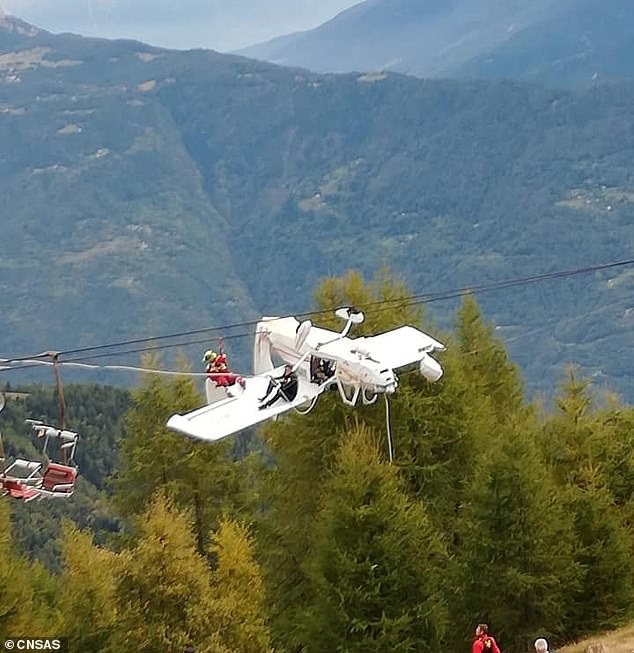 Máy bay Italy treo lộn ngược lơ lửng trên cáp treo