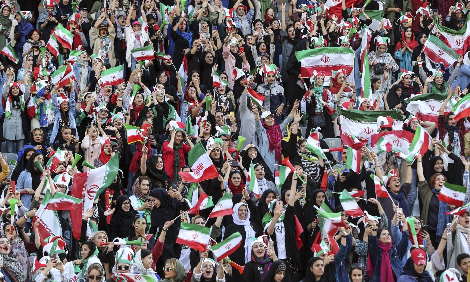 Những "bóng hồng" Iran khoe sắc trên khán đài trong ngày lịch sử