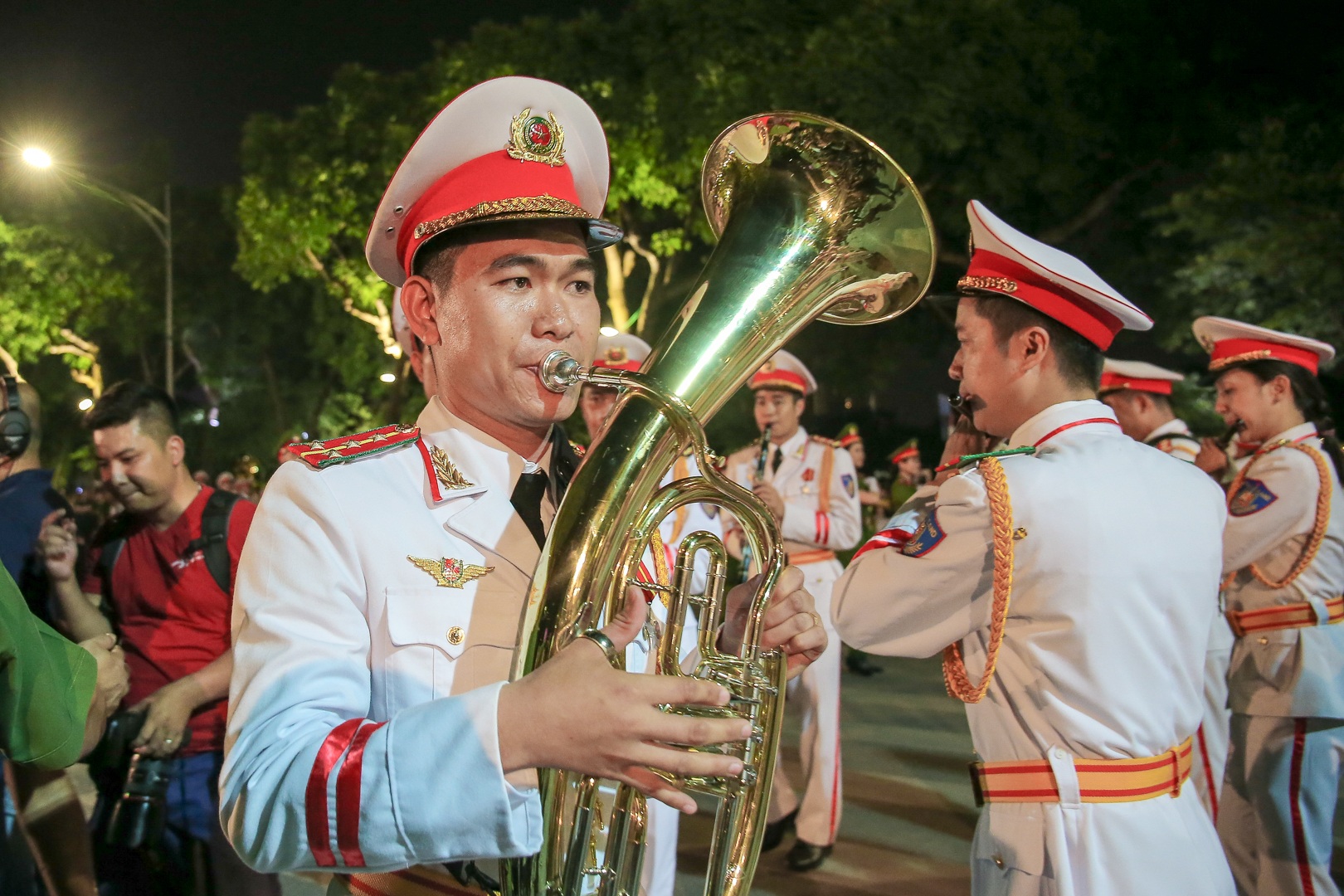 Đội kèn Công an nhân dân biểu diễn quanh Hồ Gươm, rộn ràng phố đi bộ - 4 Đội kèn Công an nhân dân biểu diễn quanh Hồ Gươm, rộn ràng phố đi bộ - 4