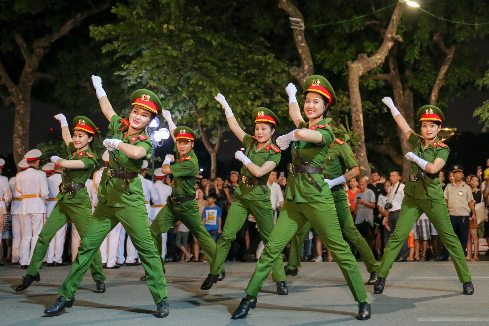 Đội kèn Công an nhân dân biểu diễn quanh Hồ Gươm, rộn ràng phố đi bộ - 11 Đội kèn Công an nhân dân biểu diễn quanh Hồ Gươm, rộn ràng phố đi bộ - 11
