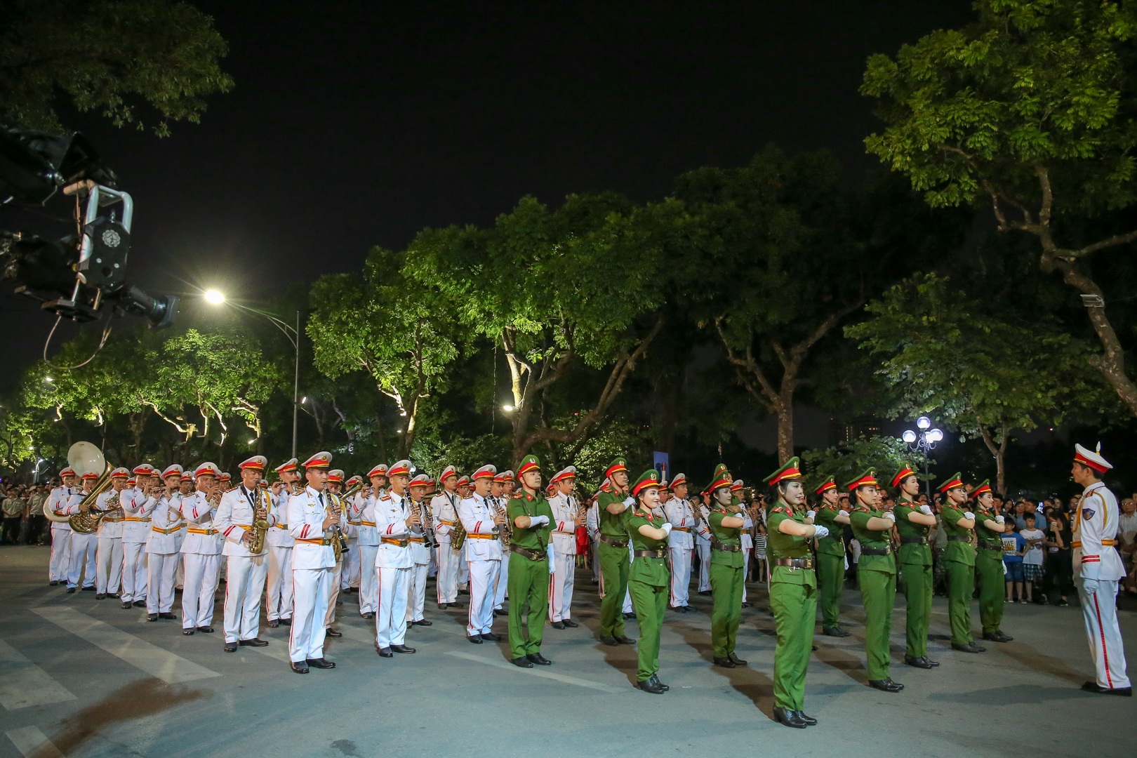 Đội kèn Công an nhân dân biểu diễn quanh Hồ Gươm, rộn ràng phố đi bộ - 12 Đội kèn Công an nhân dân biểu diễn quanh Hồ Gươm, rộn ràng phố đi bộ - 12