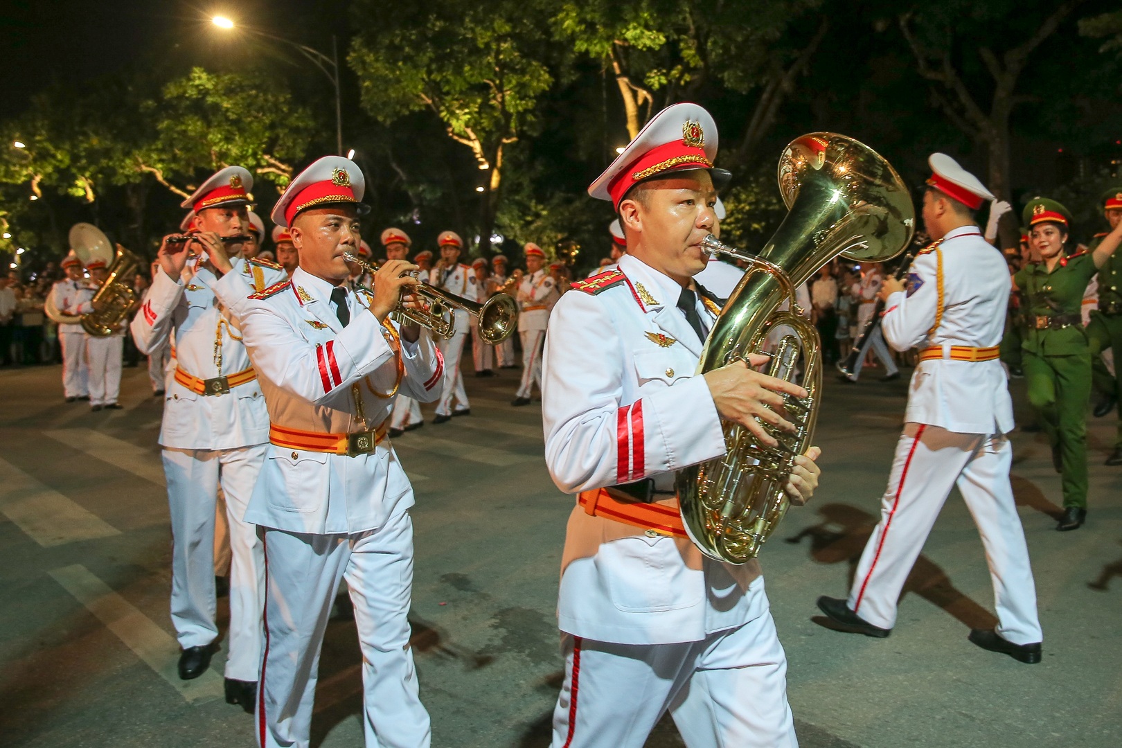 Đội kèn Công an nhân dân biểu diễn quanh Hồ Gươm, rộn ràng phố đi bộ - 3 Đội kèn Công an nhân dân biểu diễn quanh Hồ Gươm, rộn ràng phố đi bộ - 3