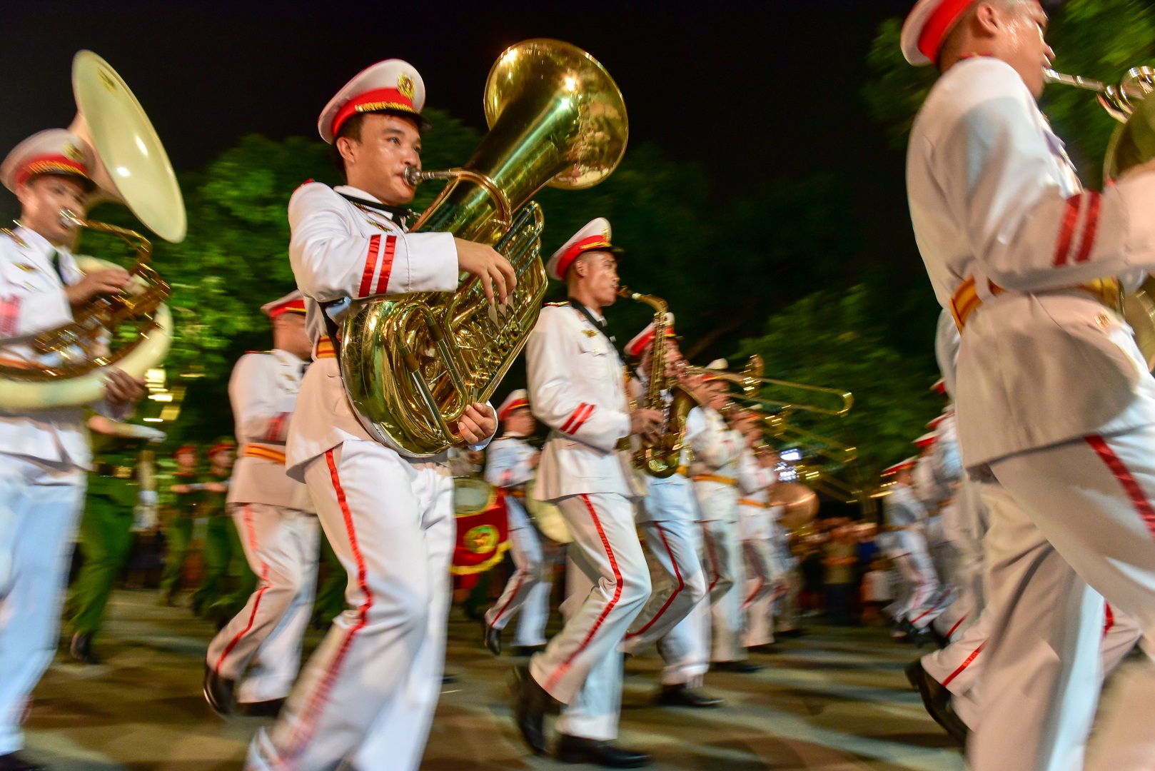 Đội kèn Công an nhân dân biểu diễn quanh Hồ Gươm, rộn ràng phố đi bộ - 8 Đội kèn Công an nhân dân biểu diễn quanh Hồ Gươm, rộn ràng phố đi bộ - 8