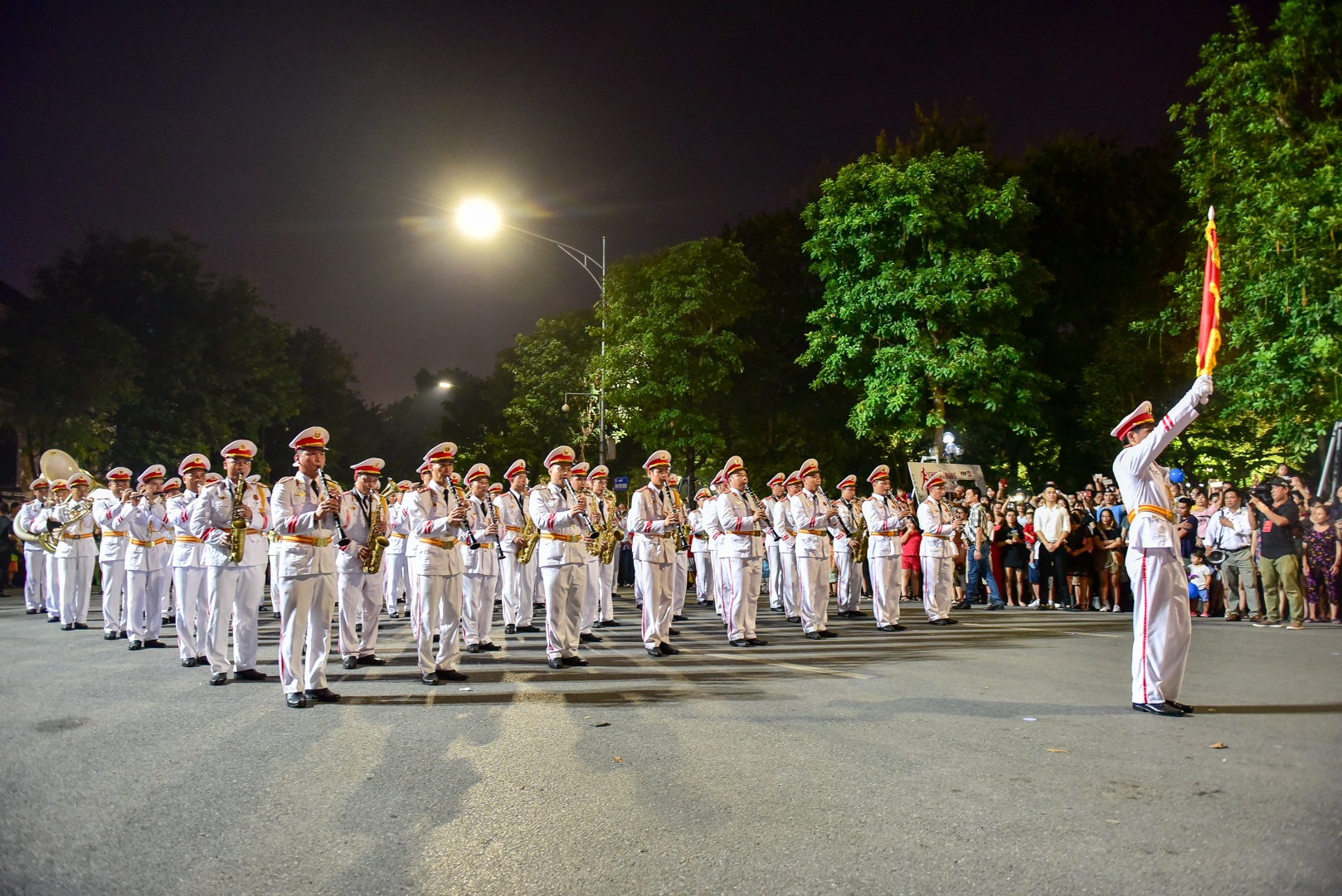 Đội kèn Công an nhân dân biểu diễn quanh Hồ Gươm, rộn ràng phố đi bộ - 1