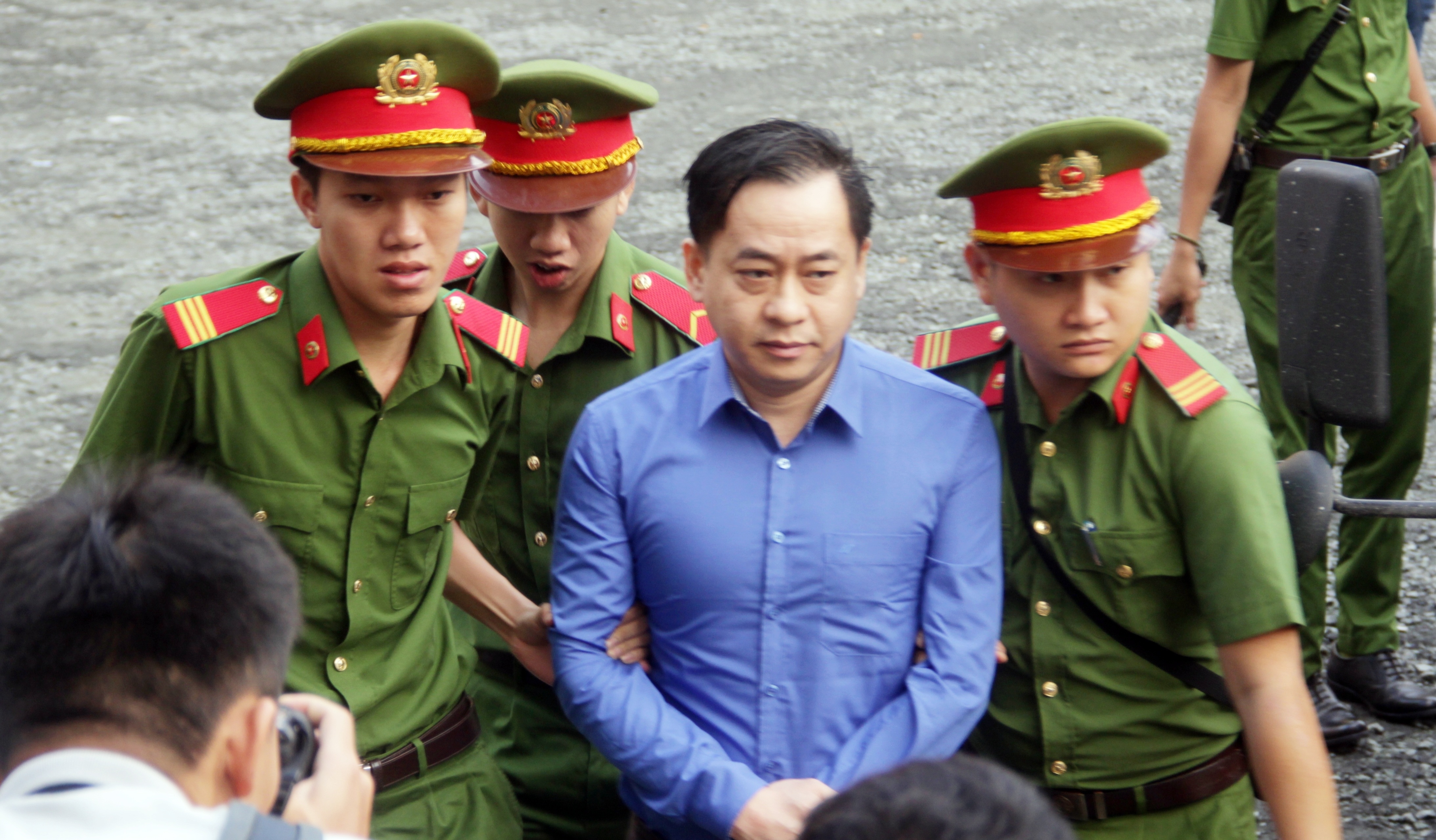 Phan Văn Anh Vũ vắng mặt trong phiên tòa xét xử “siêu lừa” - 1 Phan Văn Anh Vũ vắng mặt trong phiên tòa xét xử “siêu lừa” - 1