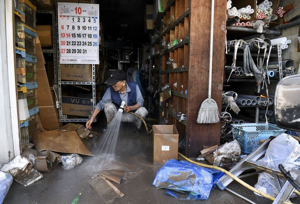 Cảnh đổ nát sau siêu bão “Quái vật” khiến 35 người chết tại Nhật Bản