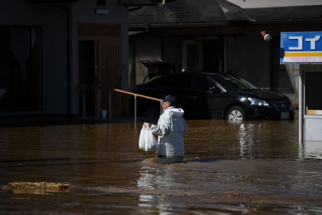 Cảnh đổ nát sau siêu bão “Quái vật” khiến 35 người chết tại Nhật Bản