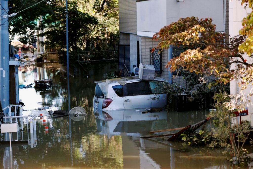 Cảnh đổ nát sau siêu bão “Quái vật” khiến 35 người chết tại Nhật Bản