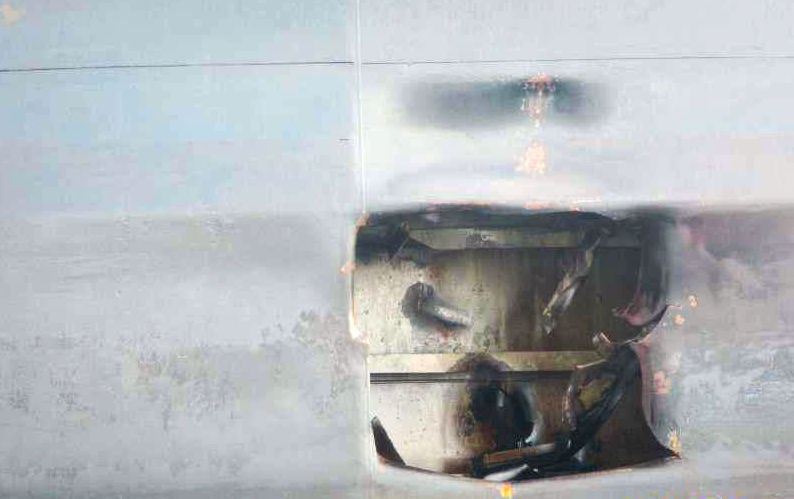 Iran công bố ảnh tàu dầu bị thủng lớn do trúng tên lửa