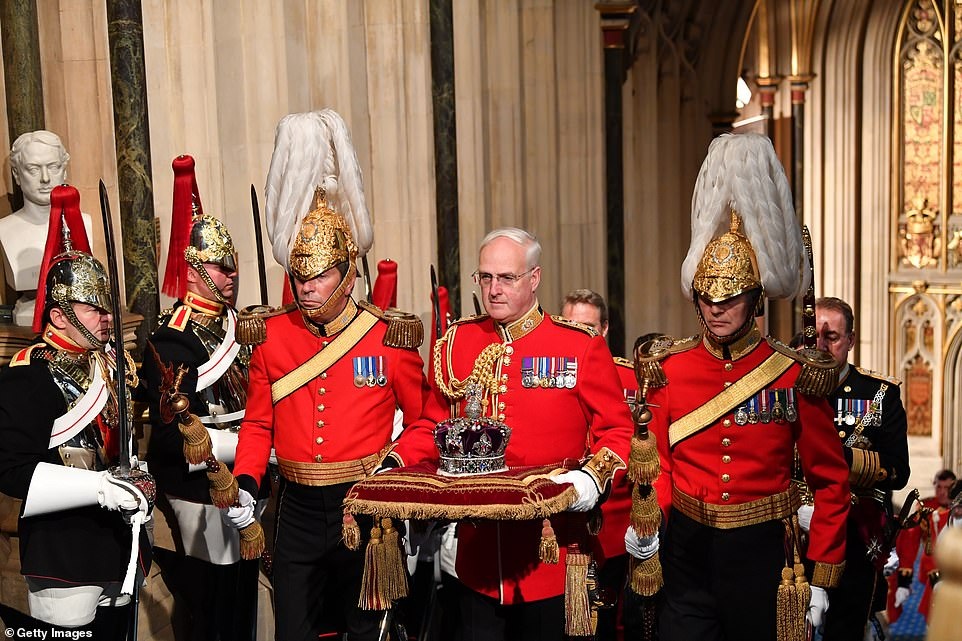 Nữ hoàng Anh phá lệ, không đội vương miện trong sự kiện quan trọng