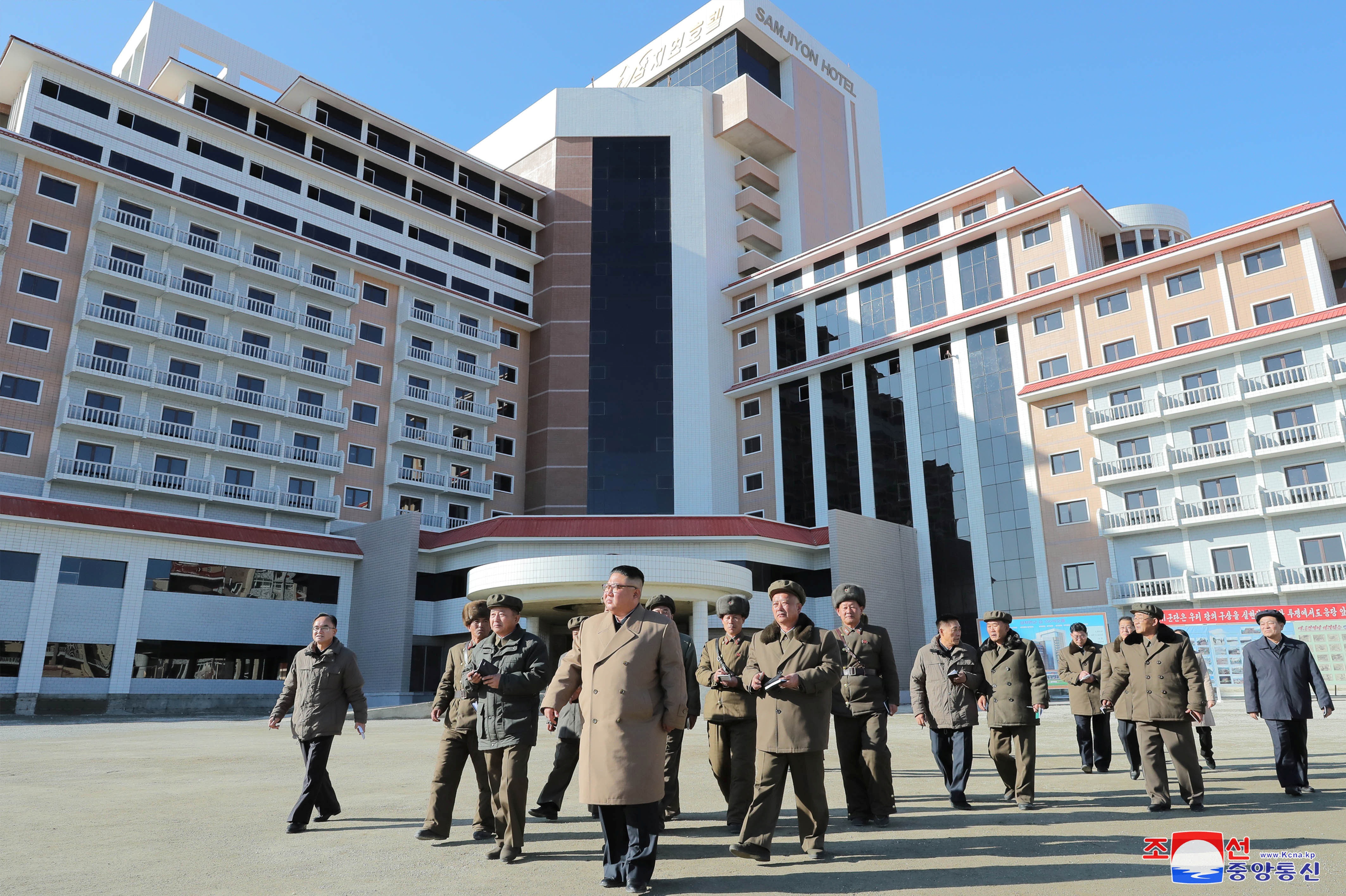 Ông Kim Jong-un cưỡi bạch mã lên đỉnh núi thiêng