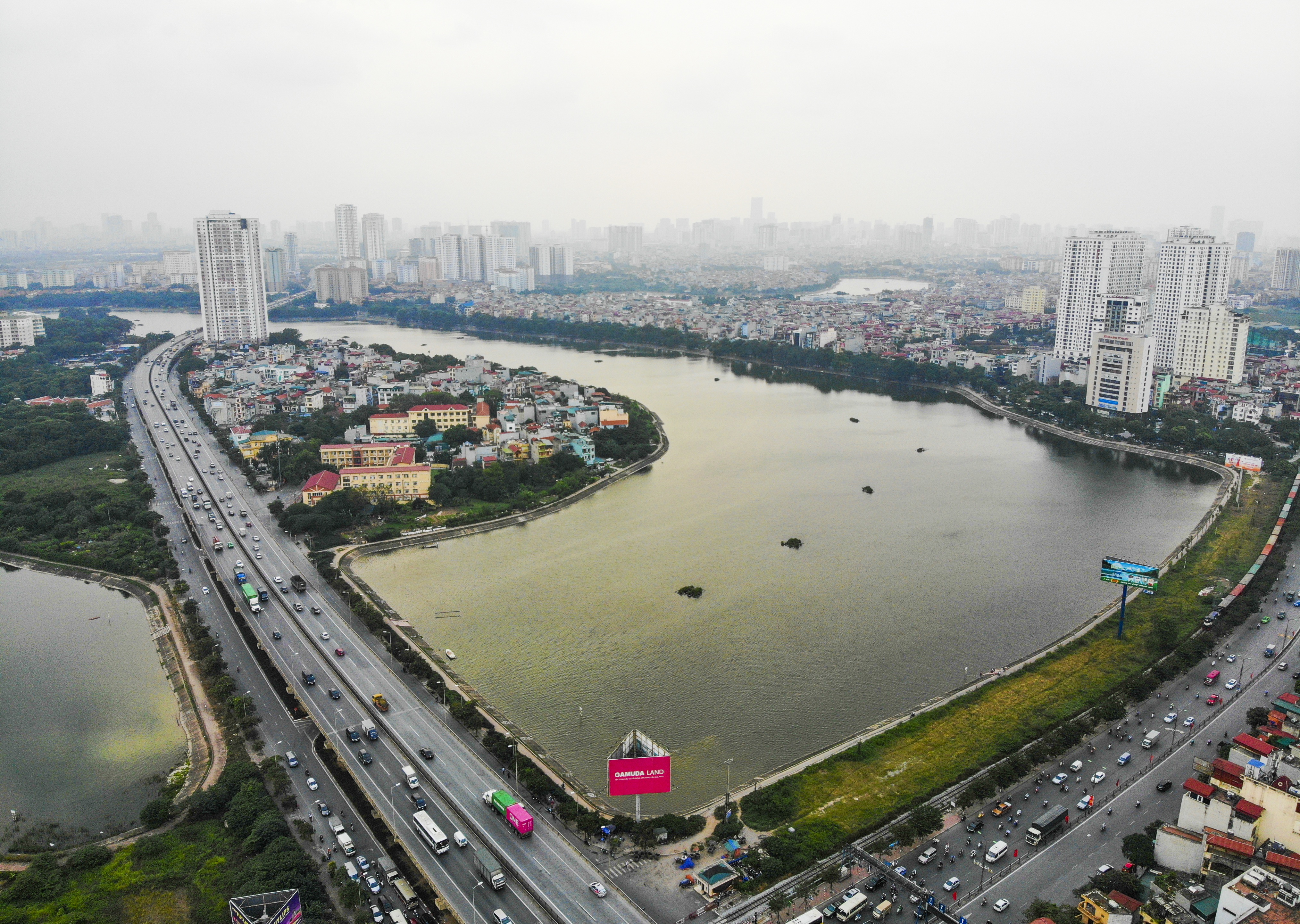 Toàn cảnh giao thông qua hồ Linh Đàm trước khi xây cầu vượt trăm tỷ - 1 Toàn cảnh giao thông qua hồ Linh Đàm trước khi xây cầu vượt trăm tỷ - 1