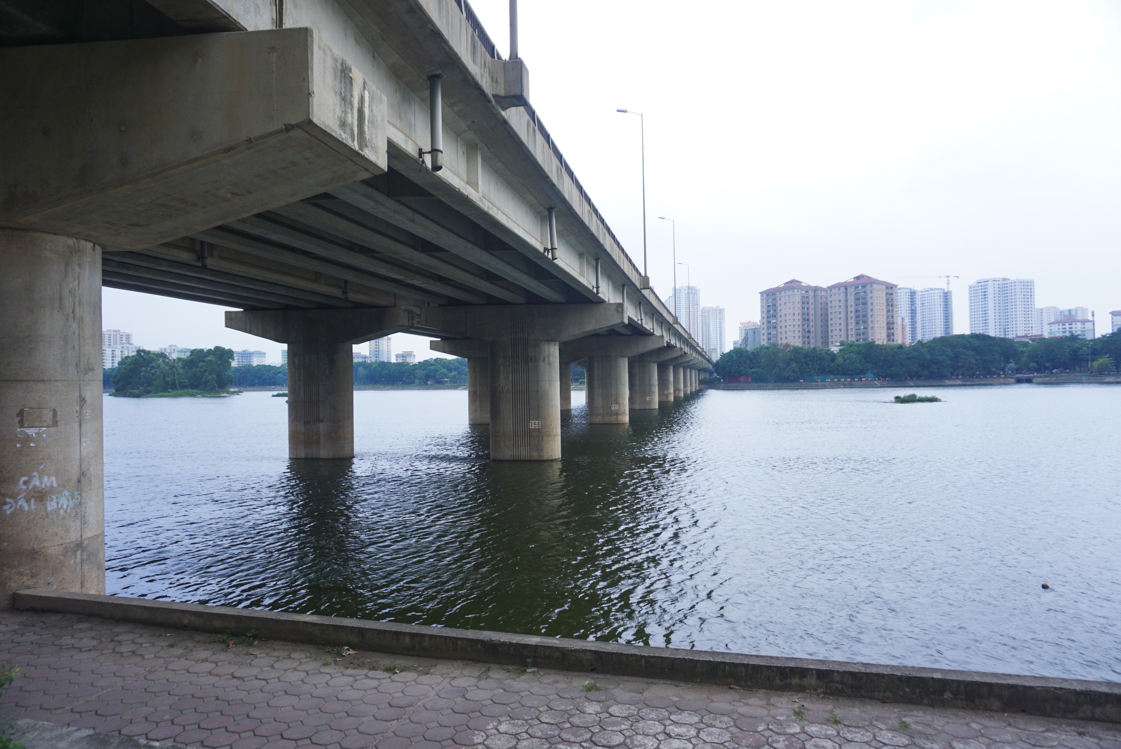 Toàn cảnh giao thông qua hồ Linh Đàm trước khi xây cầu vượt trăm tỷ - 11 Toàn cảnh giao thông qua hồ Linh Đàm trước khi xây cầu vượt trăm tỷ - 11