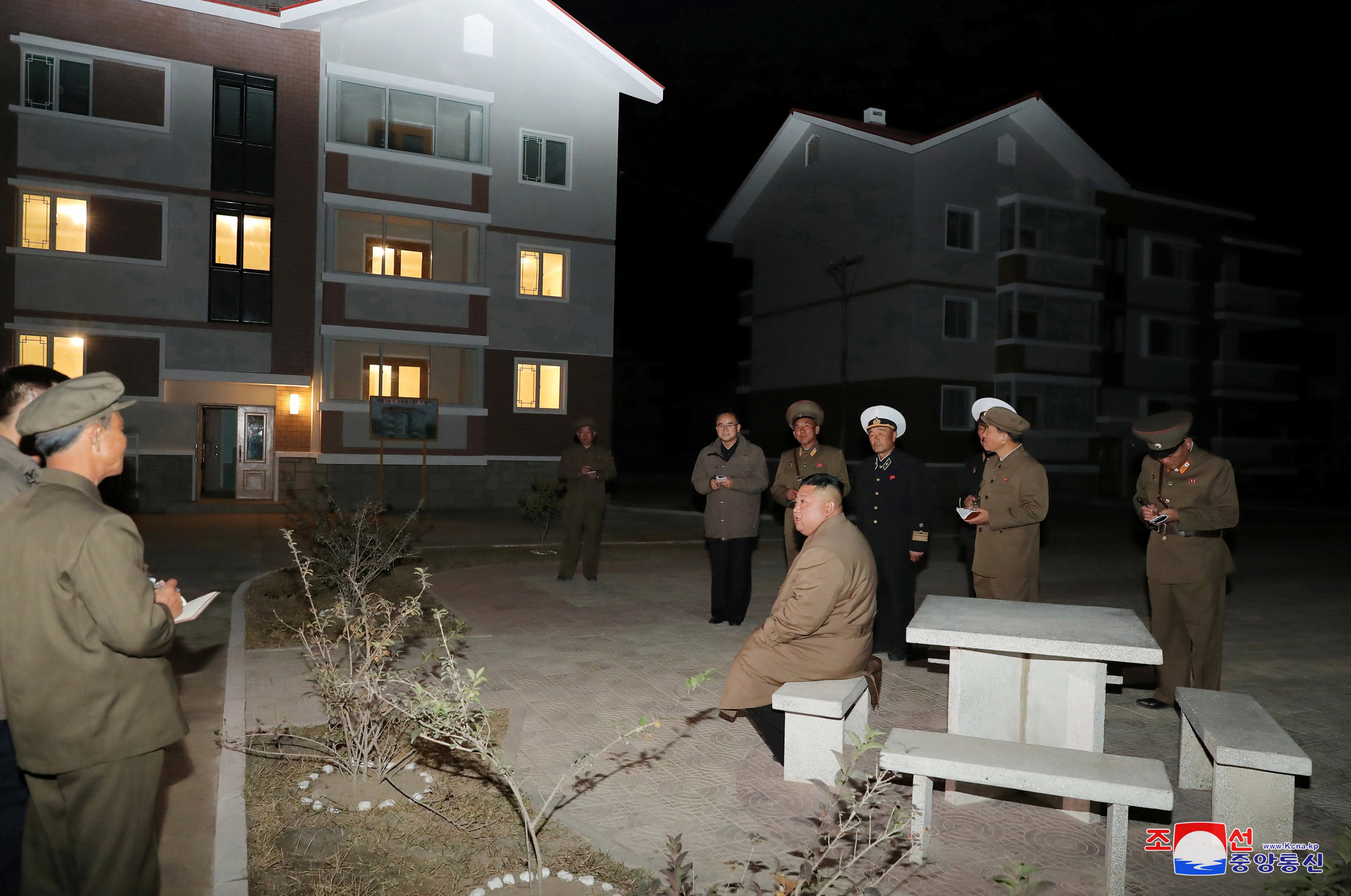 Ông Kim Jong-un thăm trang trại trồng rau trước nguy cơ thiếu lương thực