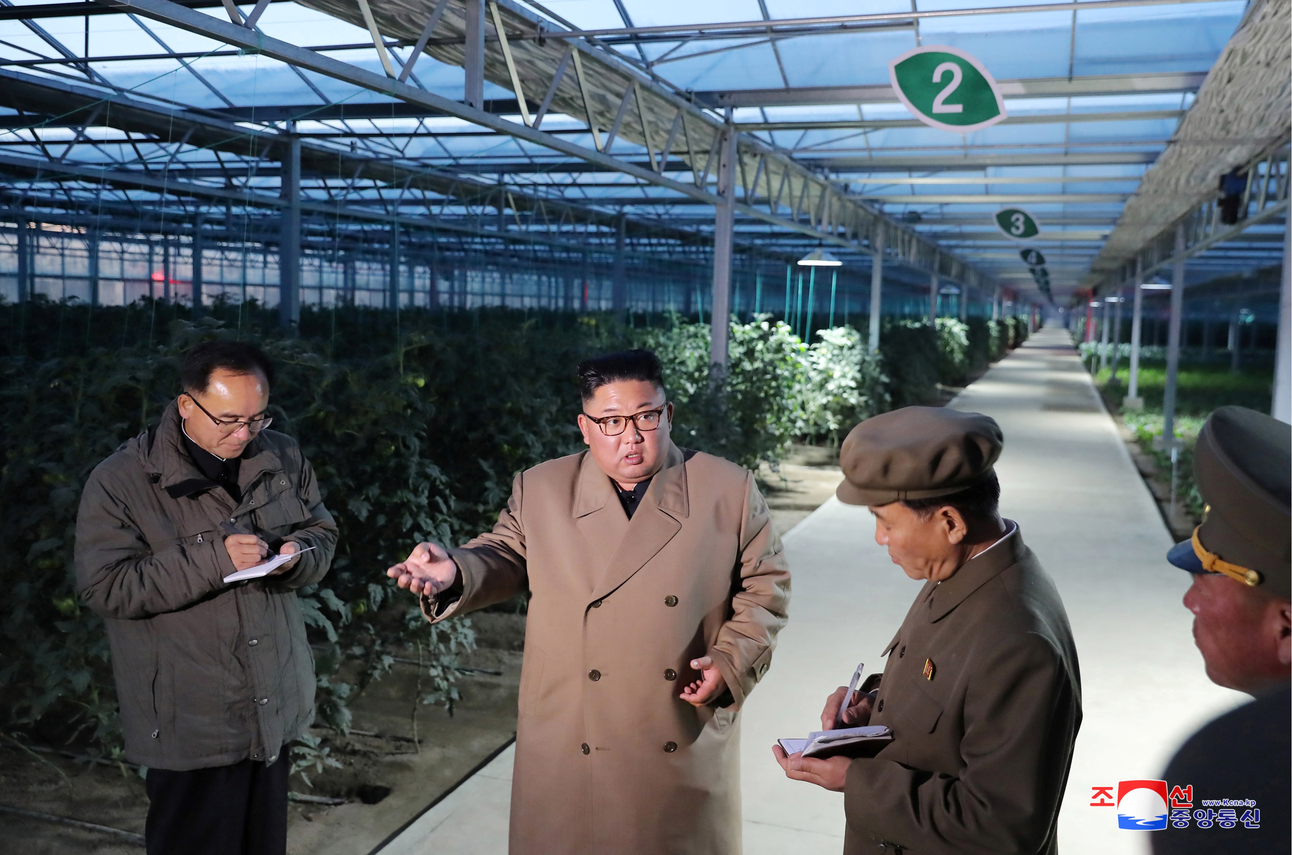 Ông Kim Jong-un thăm trang trại trồng rau trước nguy cơ thiếu lương thực