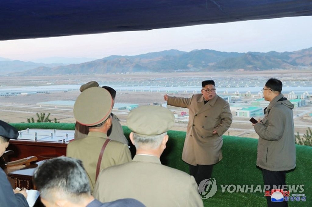 Ông Kim Jong-un thăm trang trại trồng rau trước nguy cơ thiếu lương thực