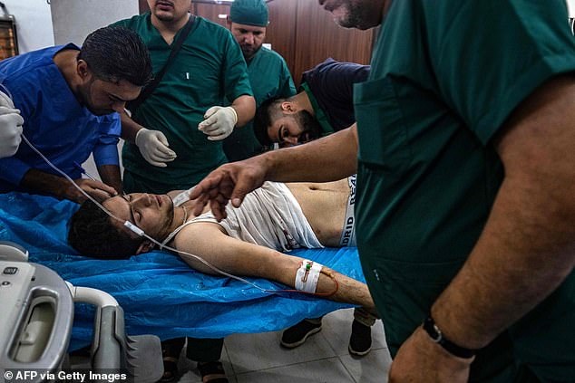 Những đứa trẻ Syria bị trúng bom trong chiến sự dữ dội của Thổ Nhĩ Kỳ