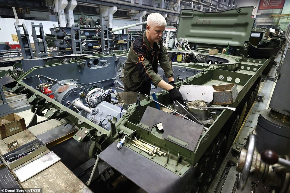Bên trong nhà máy sản xuất siêu tăng huyền thoại của Nga