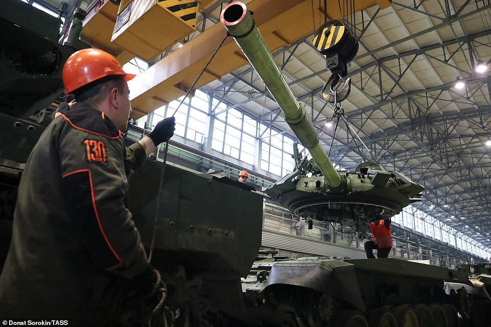 Bên trong nhà máy sản xuất siêu tăng huyền thoại của Nga
