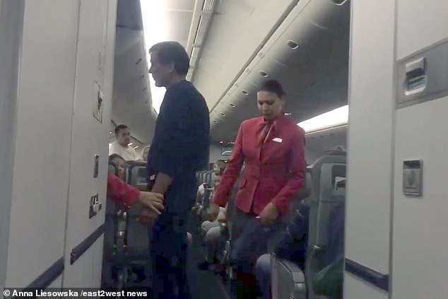 Máy bay Nga hạ cánh khẩn cấp vì hành khách đòi mở cửa ở độ cao 10.000 m