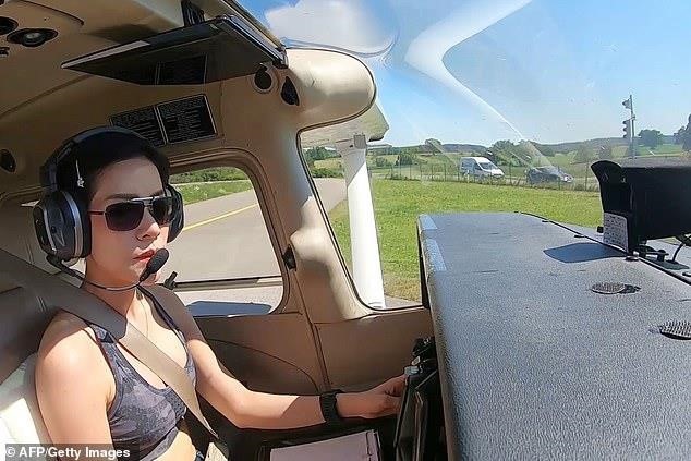 Quốc vương Thái Lan tước bỏ mọi tước hiệu của Hoàng quý phi