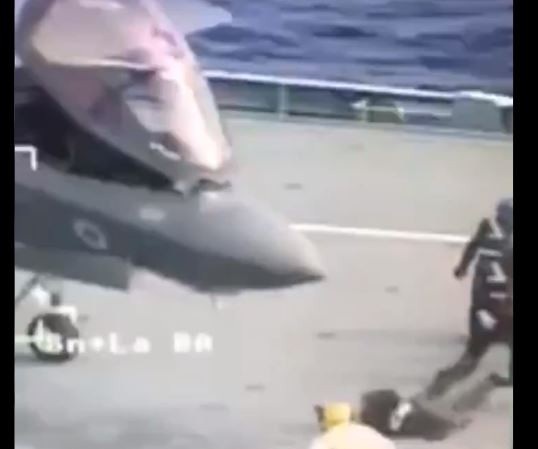 Phi công máy bay chiến đấu F-35 ngã sấp mặt trên tàu sân bay