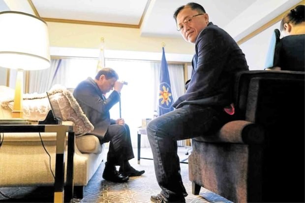 Đau lưng dữ dội, Tổng thống Philippines cắt ngắn chuyến thăm Nhật Bản