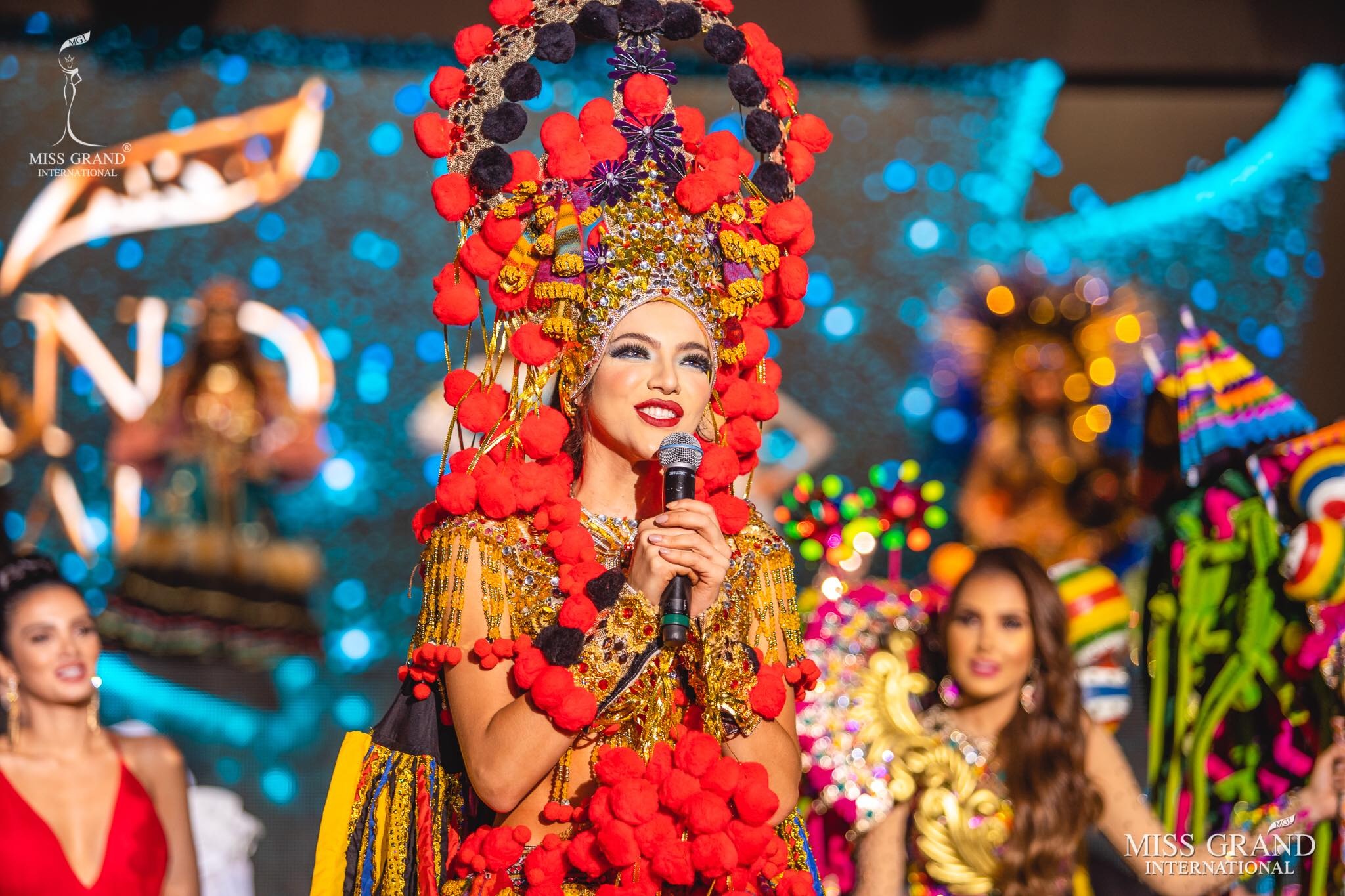 Việt Nam lọt top 20 bộ trang phục dân tộc đẹp nhất Hoa hậu hoà bình quốc tế 2019 - 9 Việt Nam lọt top 20 bộ trang phục dân tộc đẹp nhất Hoa hậu hoà bình quốc tế 2019 - 9