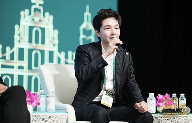 Thiếu gia 24 tuổi thành tỷ phú sau một đêm, “vượt mặt” Tổng thống Trump