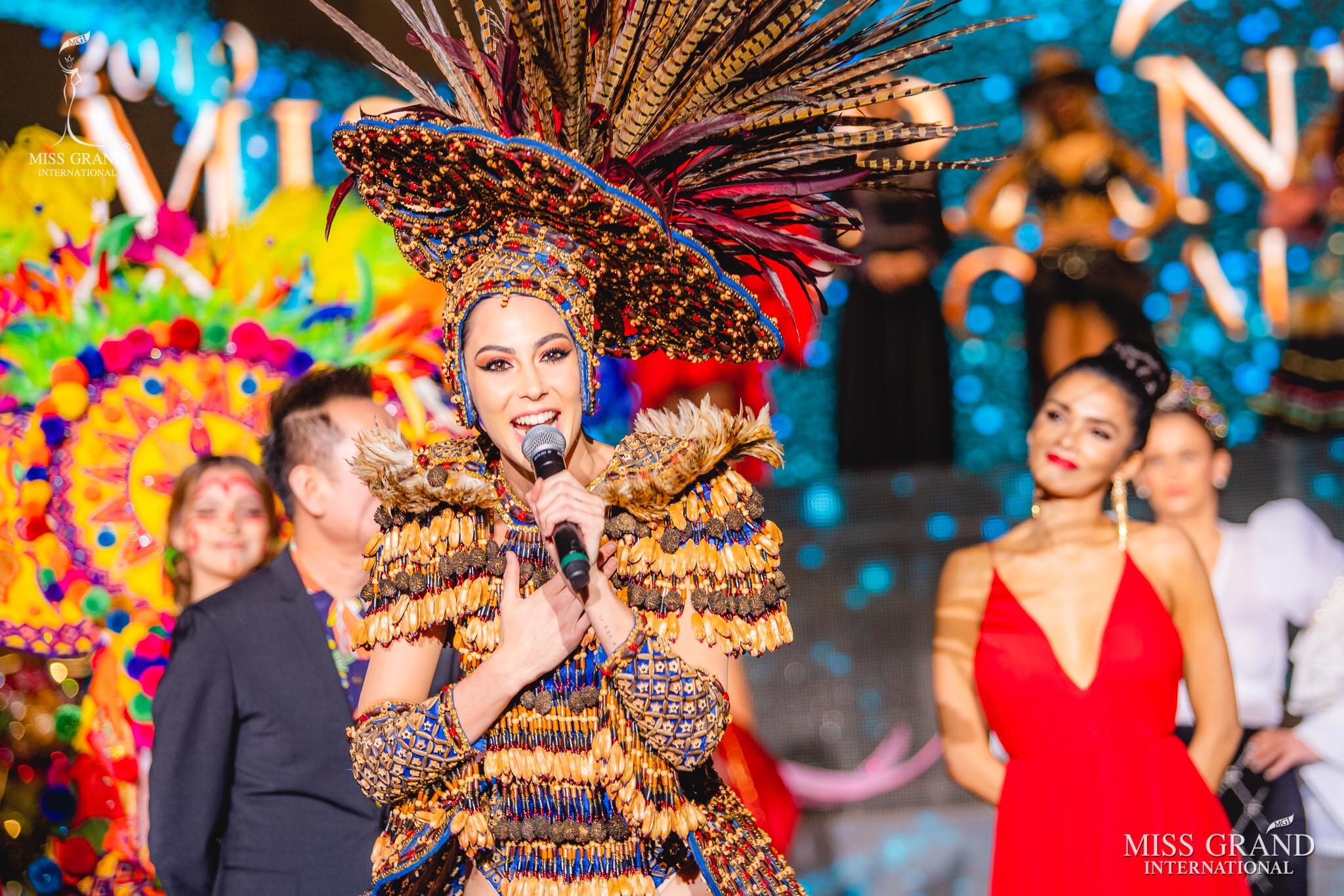 Việt Nam lọt top 20 bộ trang phục dân tộc đẹp nhất Hoa hậu hoà bình quốc tế 2019 - 14 Việt Nam lọt top 20 bộ trang phục dân tộc đẹp nhất Hoa hậu hoà bình quốc tế 2019 - 14
