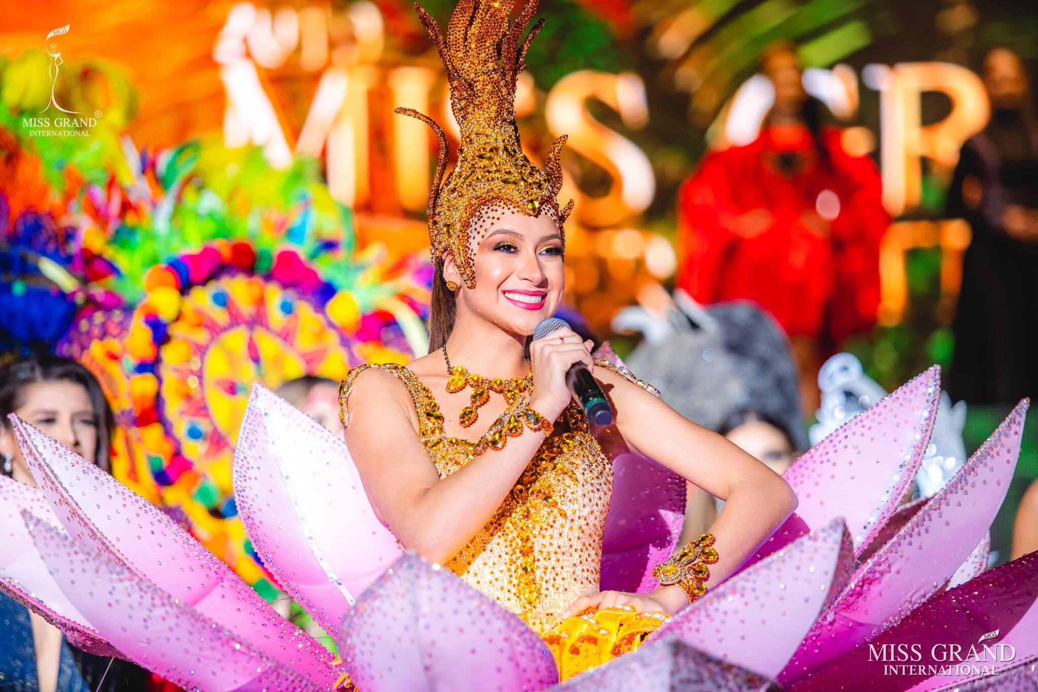 Việt Nam lọt top 20 bộ trang phục dân tộc đẹp nhất Hoa hậu hoà bình quốc tế 2019 - 13 Việt Nam lọt top 20 bộ trang phục dân tộc đẹp nhất Hoa hậu hoà bình quốc tế 2019 - 13